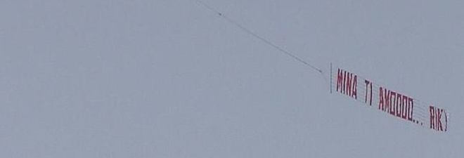 LO STRISCIONE CON LA FRASE D'AMORE VOLA SULLA SPIAGGIA DI OSTIA - LA FOTO IMPAZZA SUL WEB - 14/07/2013